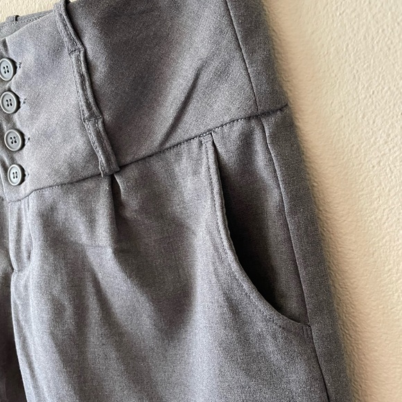 Xhilaration woman’s capri stretch pants. Grey size 5. Like new condition. - Picture 6 of 7